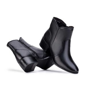 Bota Feminina Fascar Preta Salto Médio Em Couro